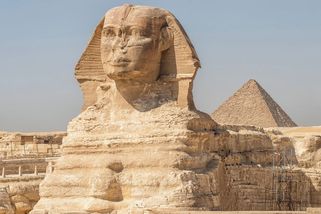 Je pod pyramidami v Gíze další sfinga? Radar naznačil obří podzemní strukturu